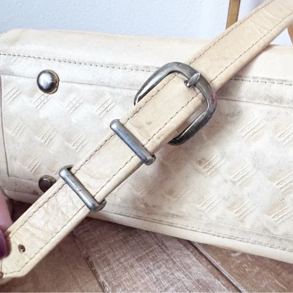 Avelar Hand Tooled Cream Leather Bag - Picture 8 of 11